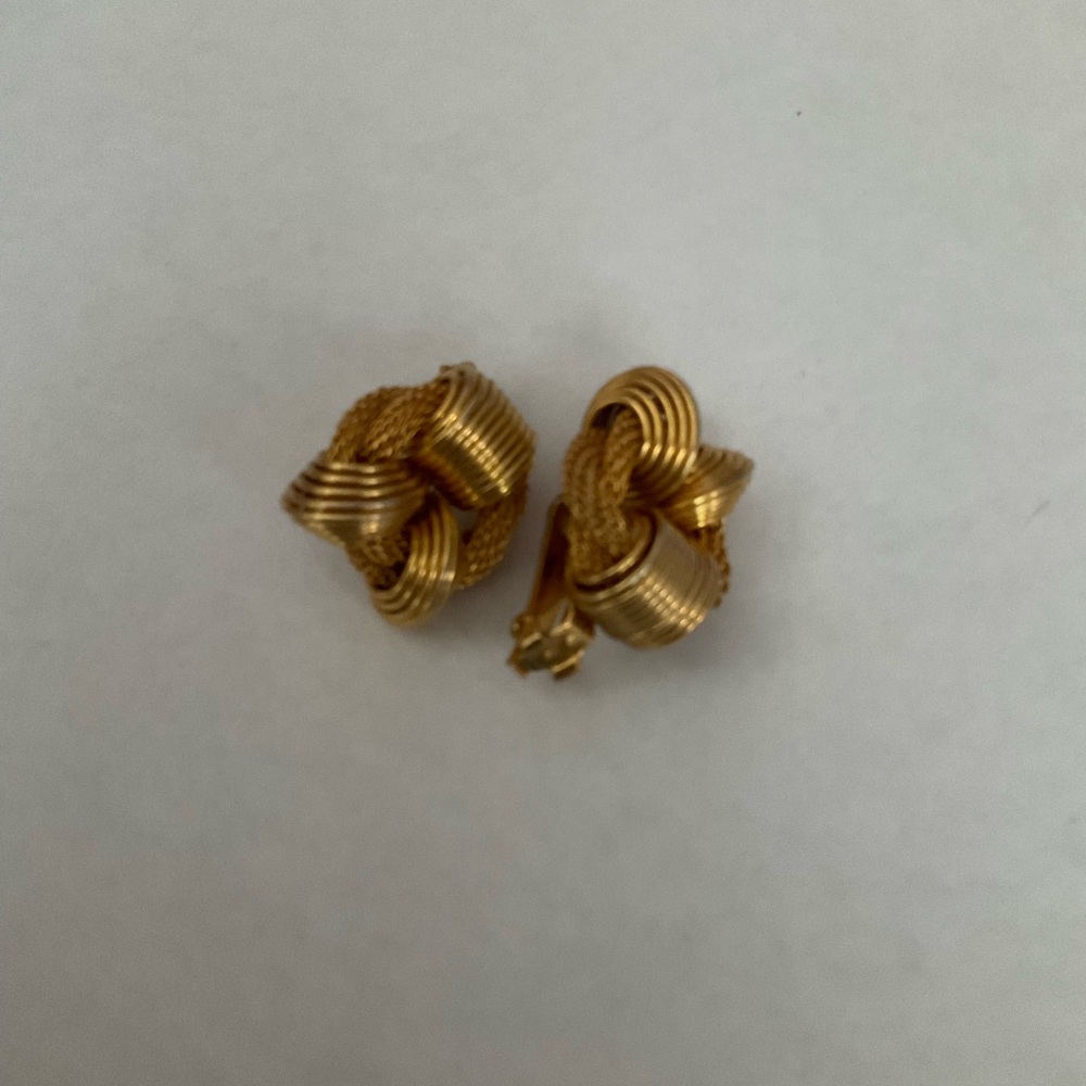 VINTAGE HOBÉ GOLD TONE KNOT CLIP ON EARRINGS - Picture 6 of 6